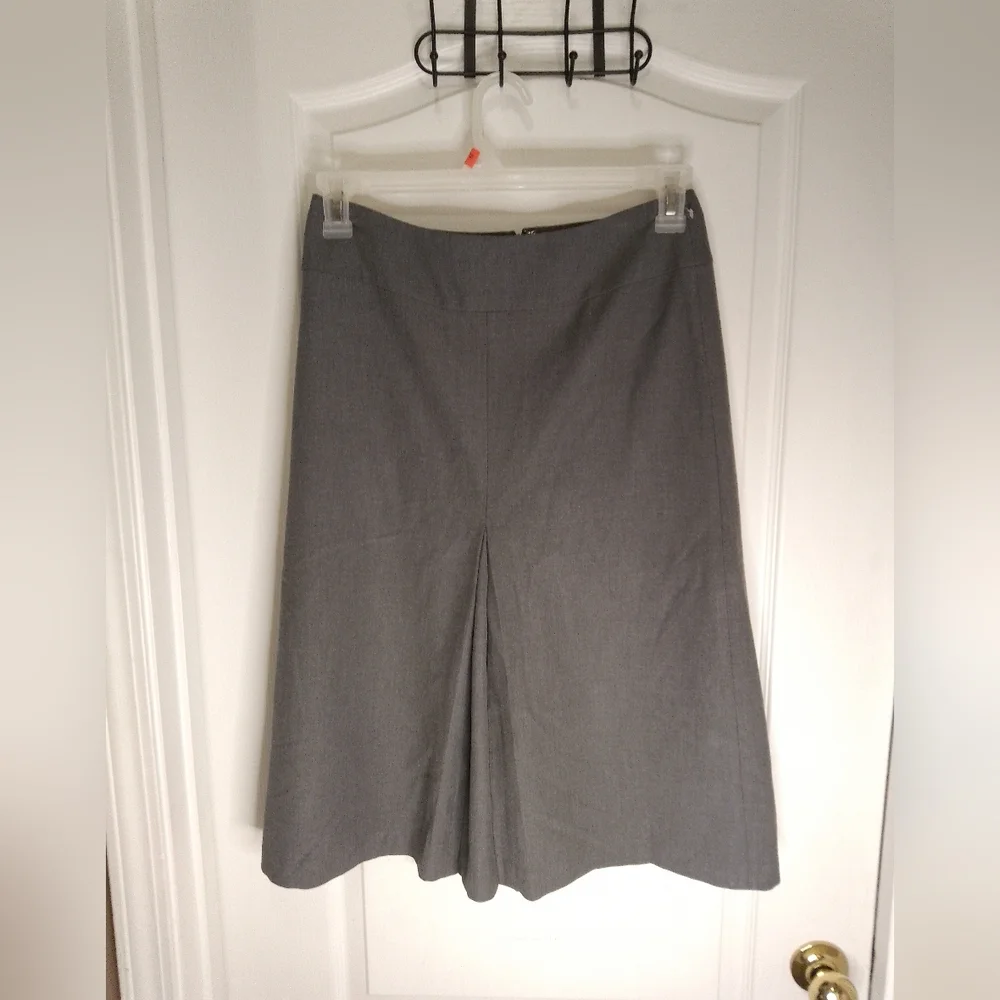 Anne Taylor/ size :4 /.  Gray Midi skirt with pleated slit in front and …